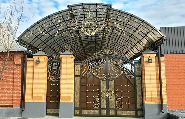 Купить или заказать ворота для дома с навесом - стильные и надежные решения для вашего участка в Тобольске от 42504 руб | ВоротМастер-Тбл